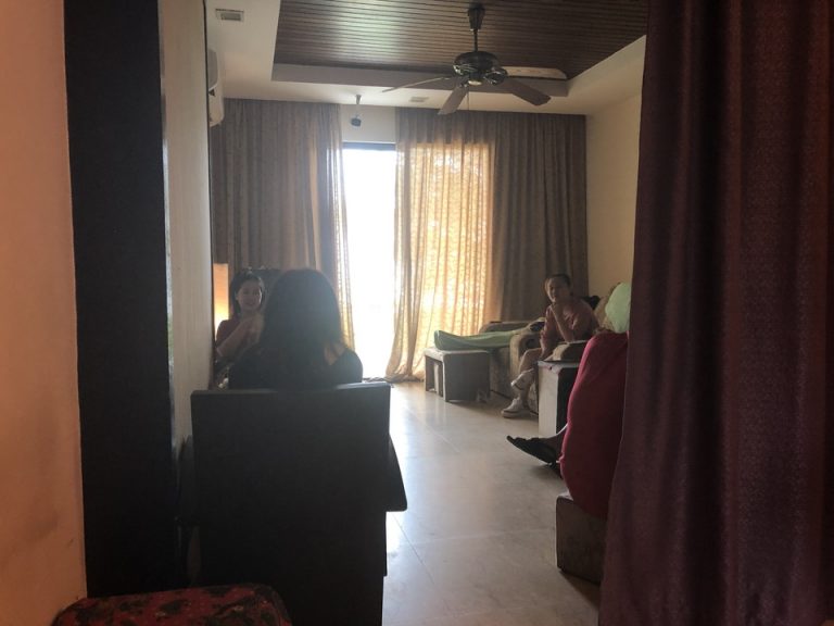 足マッサージの風景