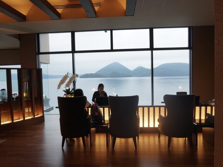 フロントの後ろにも洞爺湖が広がります