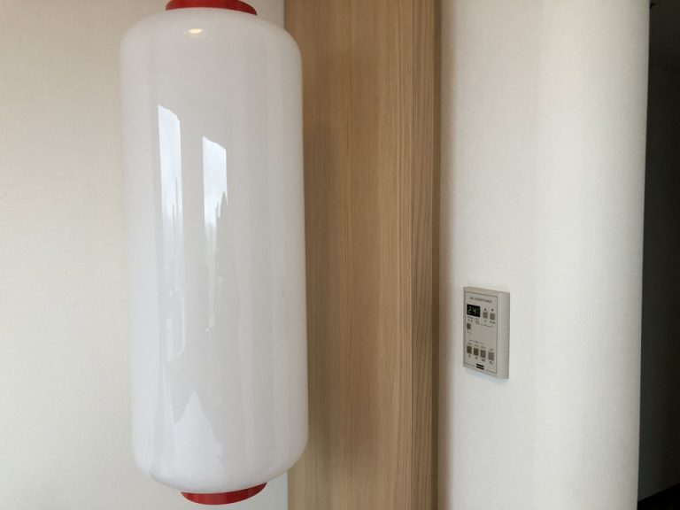 ベッドの上のランプ