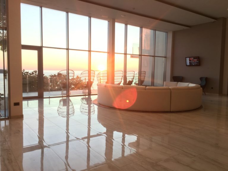 フロント前ロビー