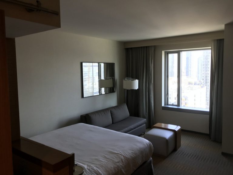 ベッドとソファー