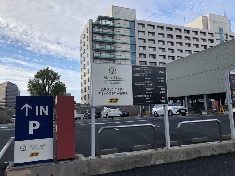 7Fエントランス前は駐車場