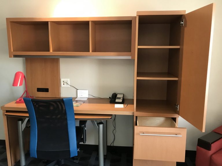 デスクには上にも横にも沢山収納スペースかありました。