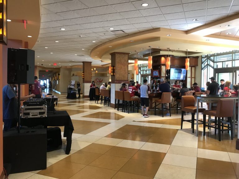 1階のバーはNFLのゲームがあった日曜日は朝からチームユニフォームを着た人、そして手前にはDJが音楽を流して試合雰囲気をもりあげていました。