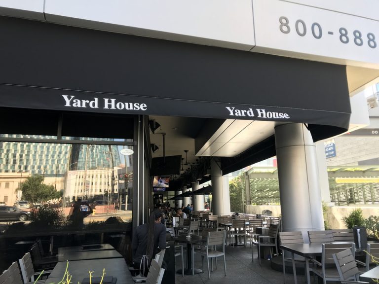 ホテルの迎えにはヤードハウスがありビールが楽しめそうでした