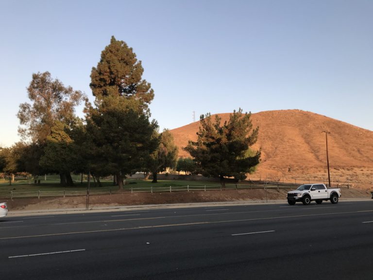 ホテル前は広い草原がありました