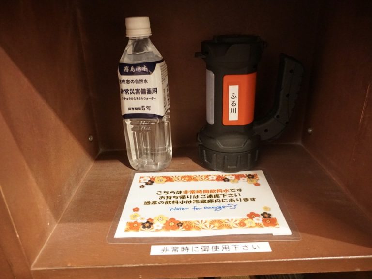 非常用の水と懐中電灯
