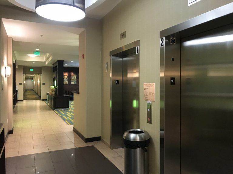 一階エレベーターホール