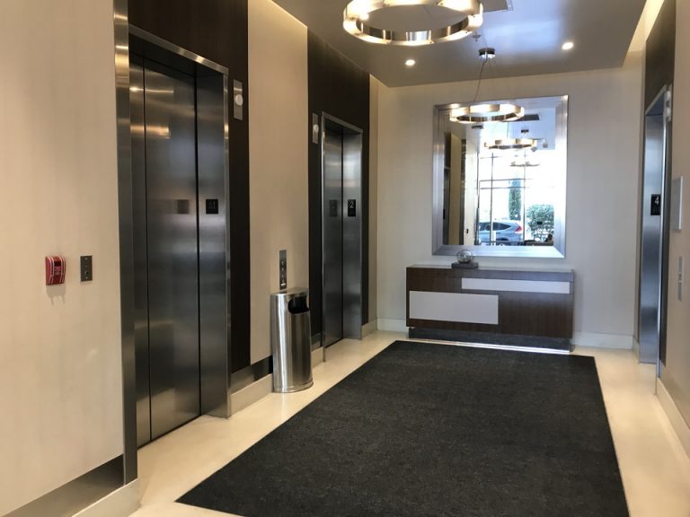 一階エレベーターホール