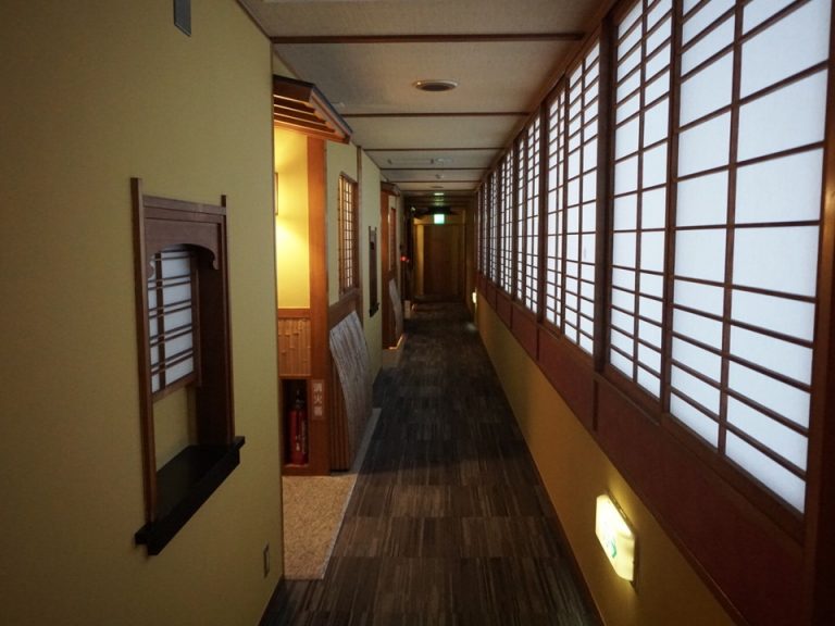 落ち着いた雰囲気の部屋までの廊下