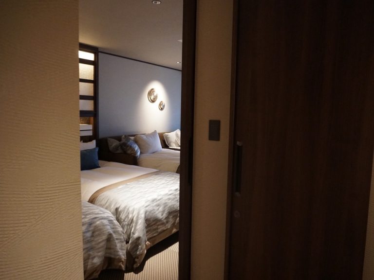 部屋のエントランスから部屋を見る