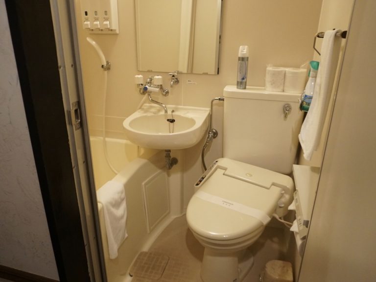 部屋のバスルーム