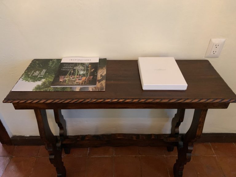 客室・テーブル