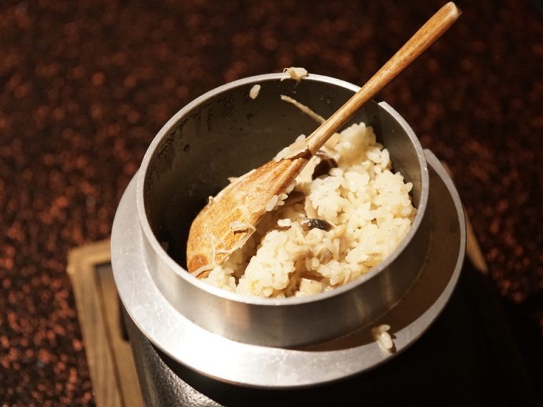 ご飯は釜飯で目の前で炊いてくれます