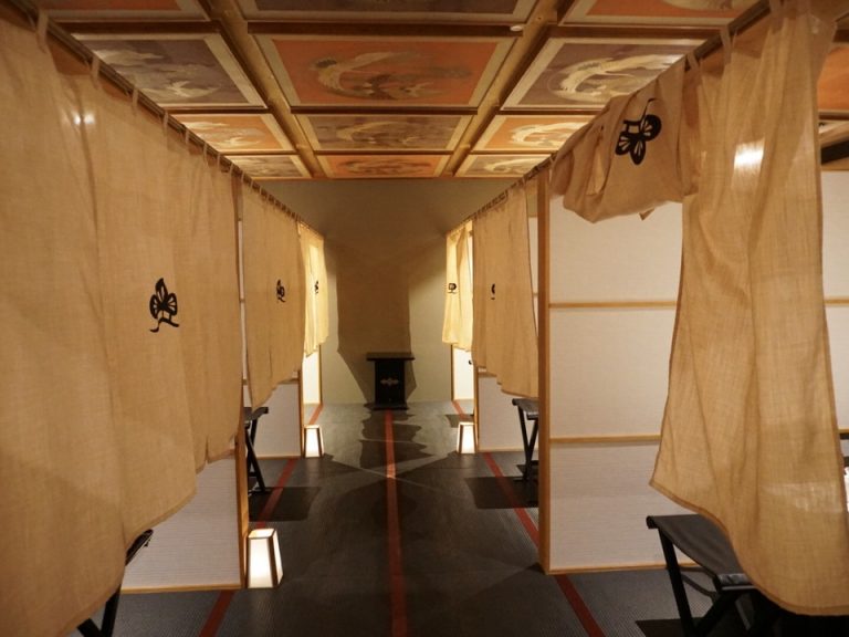 お食事処は個室の空間に