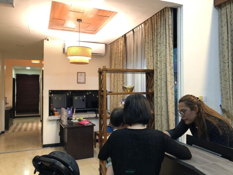 フロント全体とカウンター 窓側から