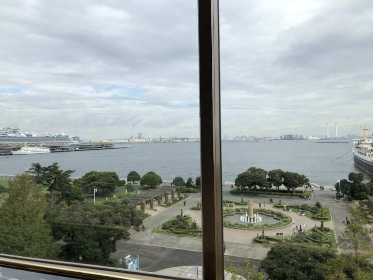 タワー館 5階 朝食時 窓際の席にしてくれました。席からの眺望。山下公園の一番良い場所 噴水前と氷川丸