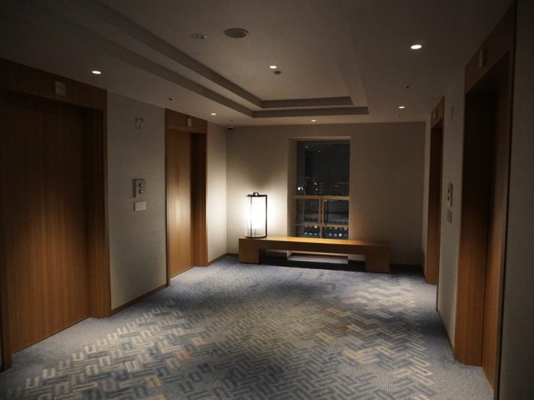 夜の17階エレベーターホール