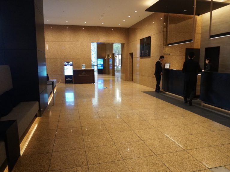 フロントの奥にエレベーターが