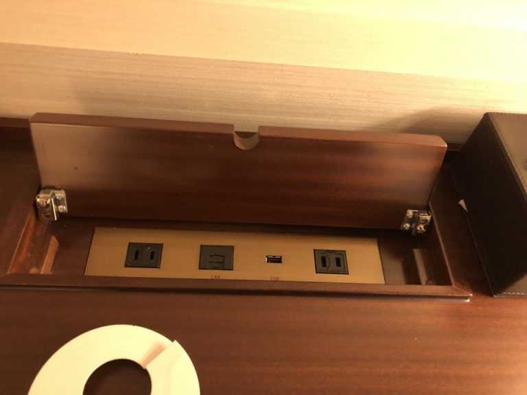 デスクのコンセント