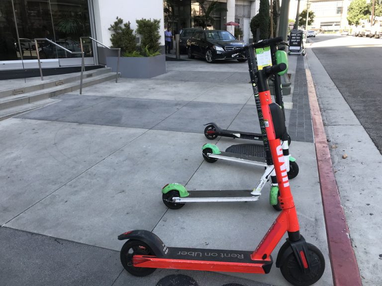 道路のあちこちにはこのようにスクーターがありました