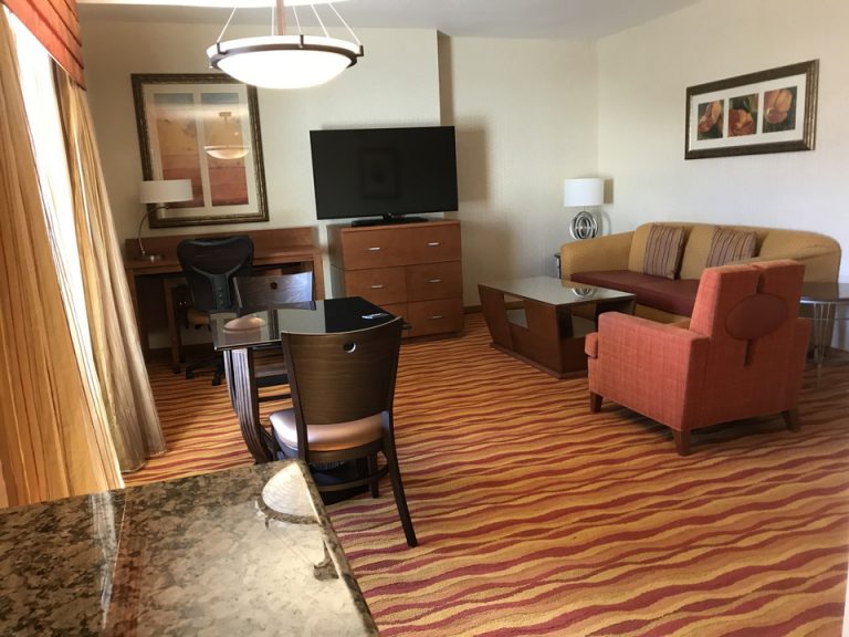 リビングスペース奥にデスクもありました