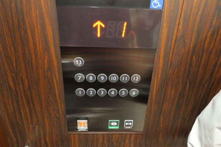 エレベーター階数ボタン1