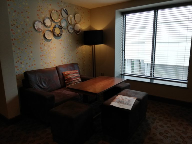 フロントのソファー1