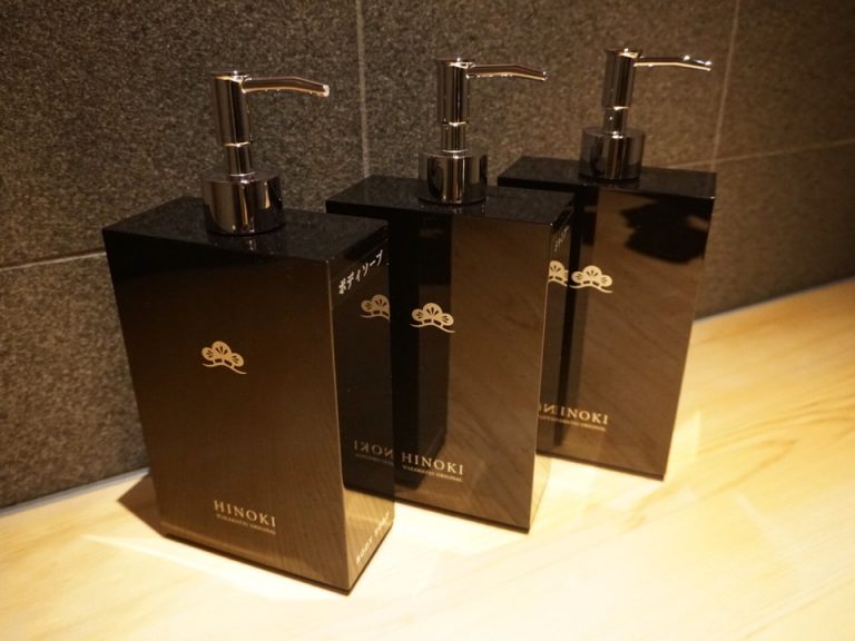 シャワー室のシャンプー類は全てHINOKI