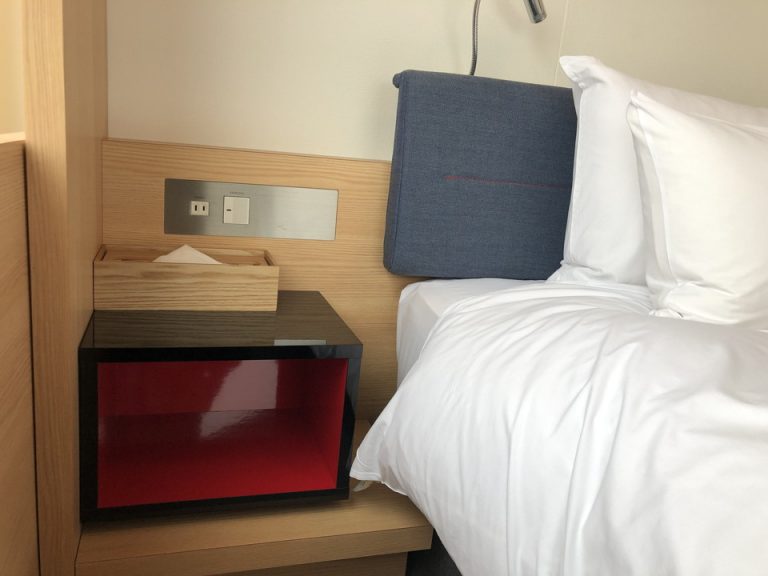 ベッドサイドにはもちろんコンセント