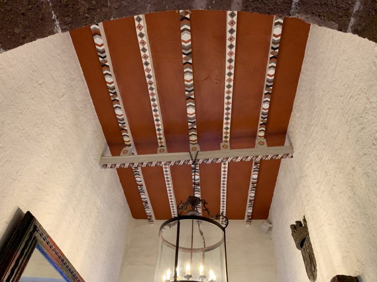 ホテルロビーの天井