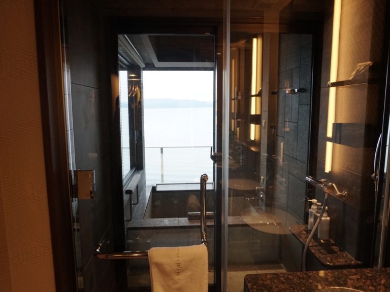 シャワー室と露天風呂