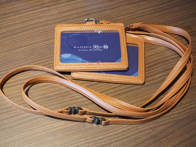 部屋の鍵はカードタイプで首からかけられます