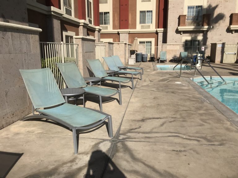 プールサイド椅子