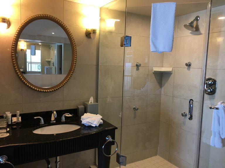 洗面台・シャワー(階段上)