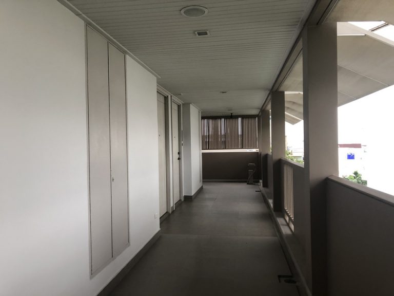 部屋に続く廊下は少し暗めでした。