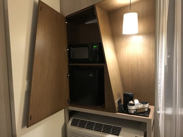 エアコン上には隠れ扉でレンジと冷蔵庫がありました