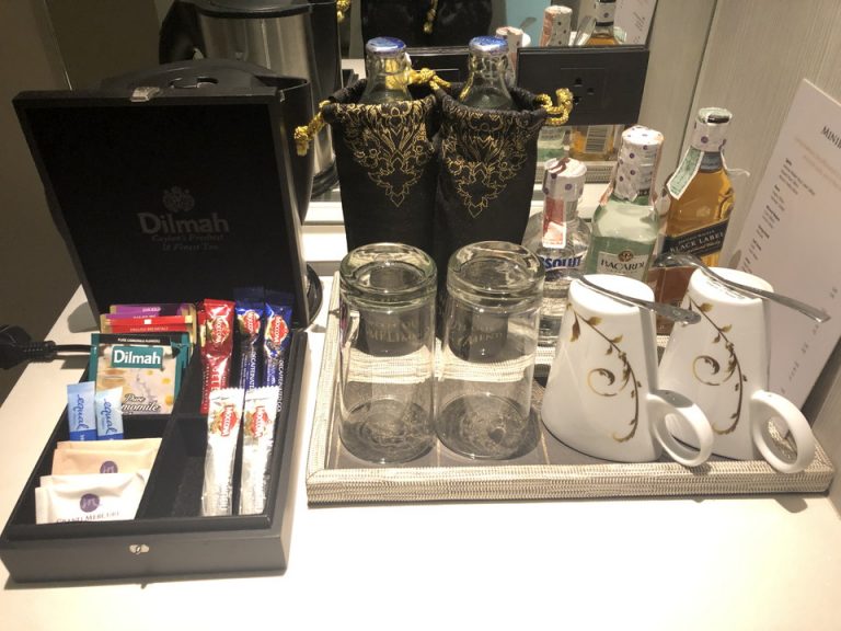 ミニバーには無料の水とコーヒー等がありました。お酒もありますが全て有料です。