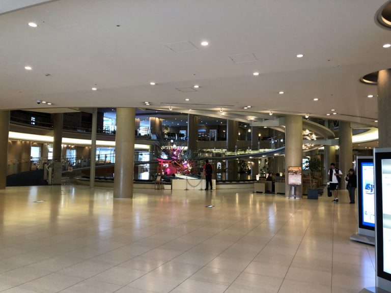 1F エントランスからロビー方向