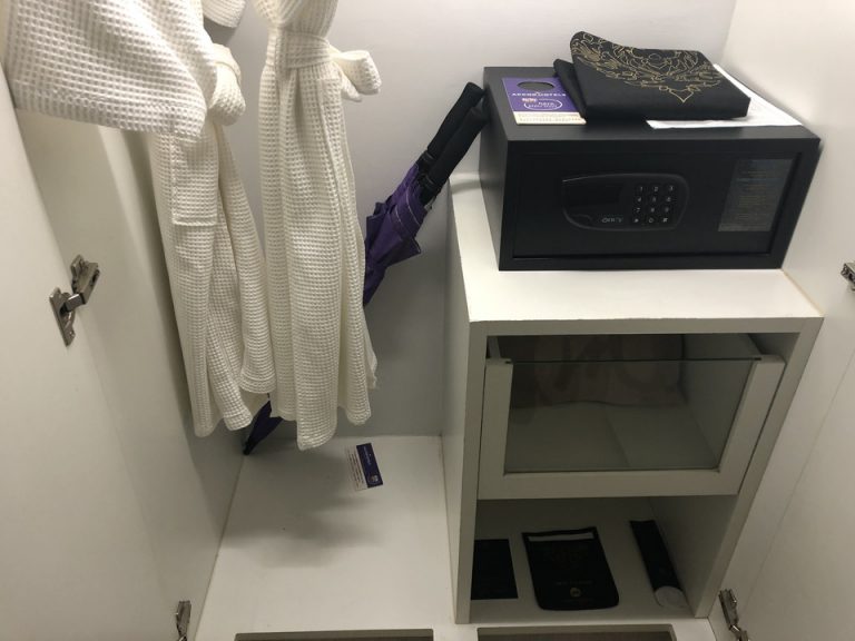 クローゼットは広めで、バスローブ、部屋用スリッパ、金庫、傘、プール用のタオルが入ってました2