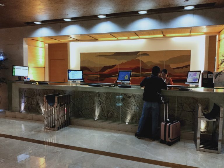 フロント 1ー3人常駐していた