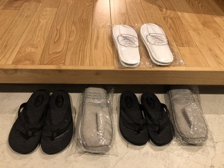 サンダルと使い捨てスリッパ2種類(1)