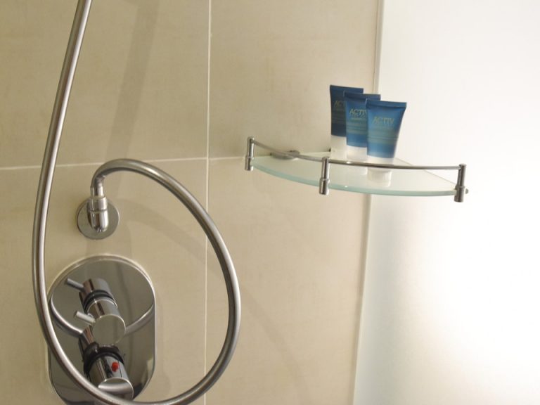 シャワー内のアメニティ