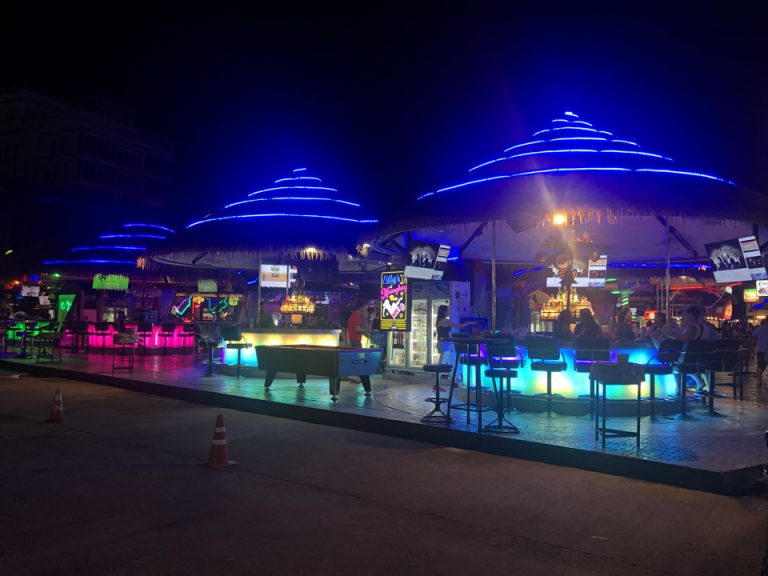 ホテルから徒歩1分のところにはマーケットがありました。