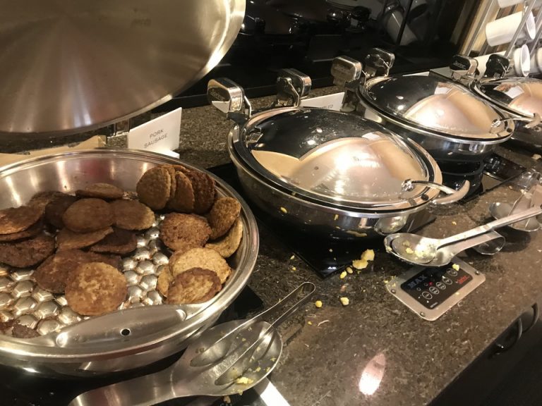 ソーセージや卵などホットミール
