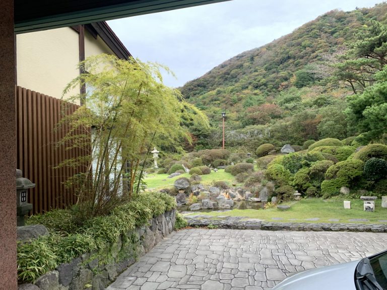 エントランス外観(お庭)