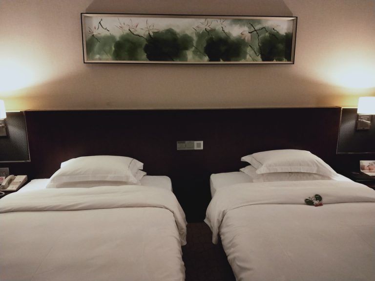 ベッド 若干近い