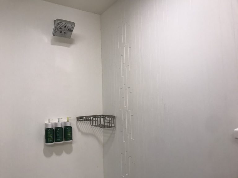 シャワーブースにはちょっとした棚があり持ってきたソープを置けたすかりました