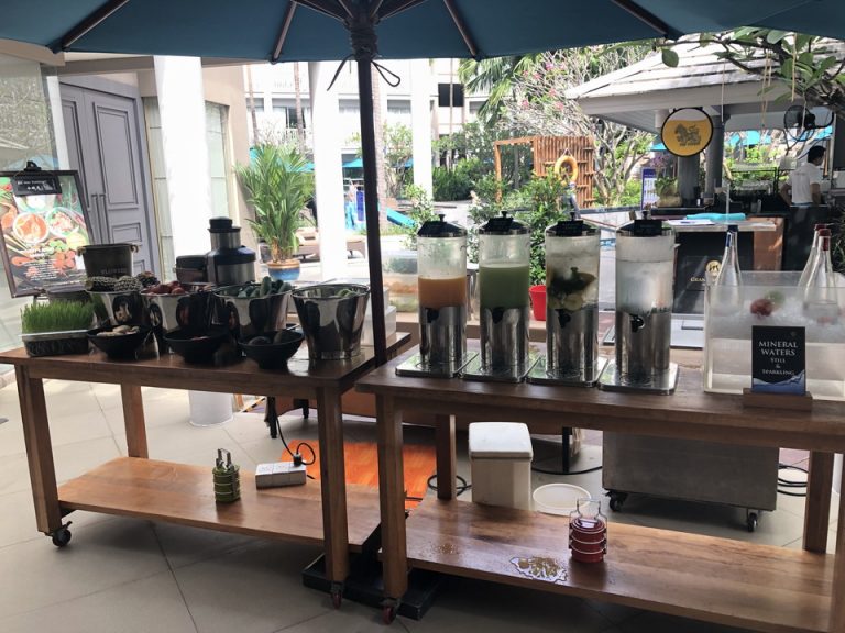 飲み物ゾーン。左のゾーンでは好きな果物を選んで、それをジュースにしてくれます。果物は何個でも選べます、