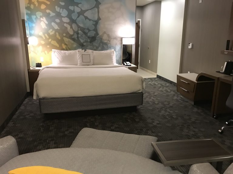 部屋奥から入り口方向にかけて